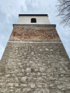 Drewniane żaluzje na wieży kościoła w Mirowie