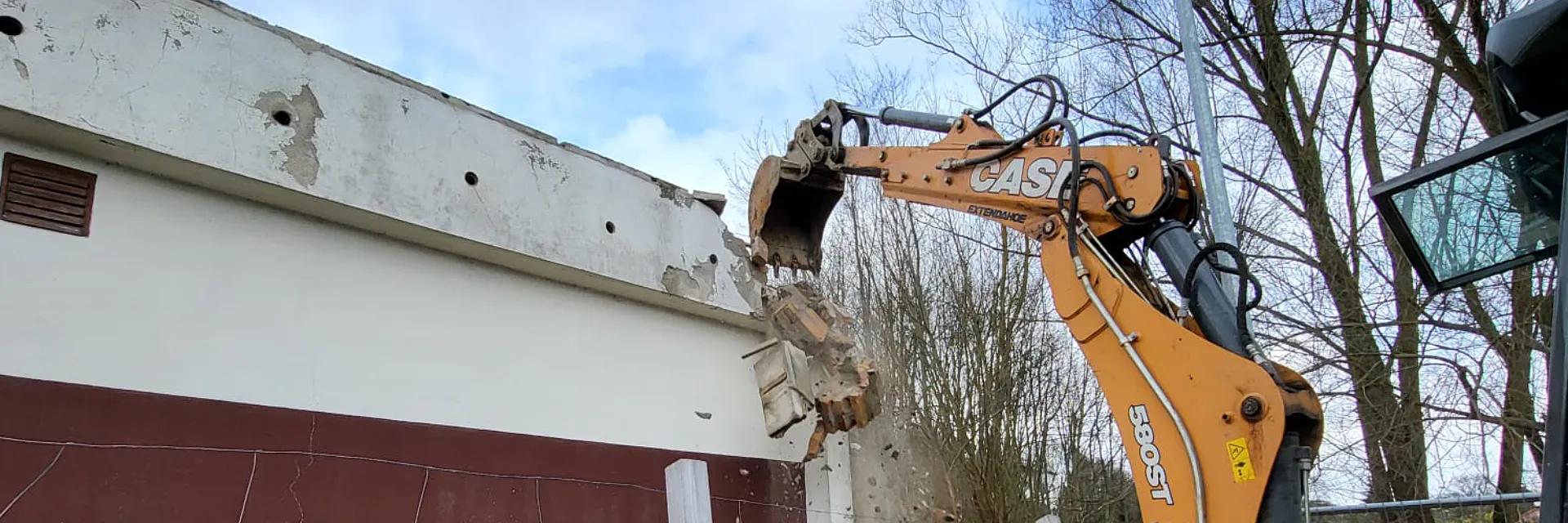 Koparko-ładowarka, rozbiórka budynku technicznego byłej oczyszczalni ścieków