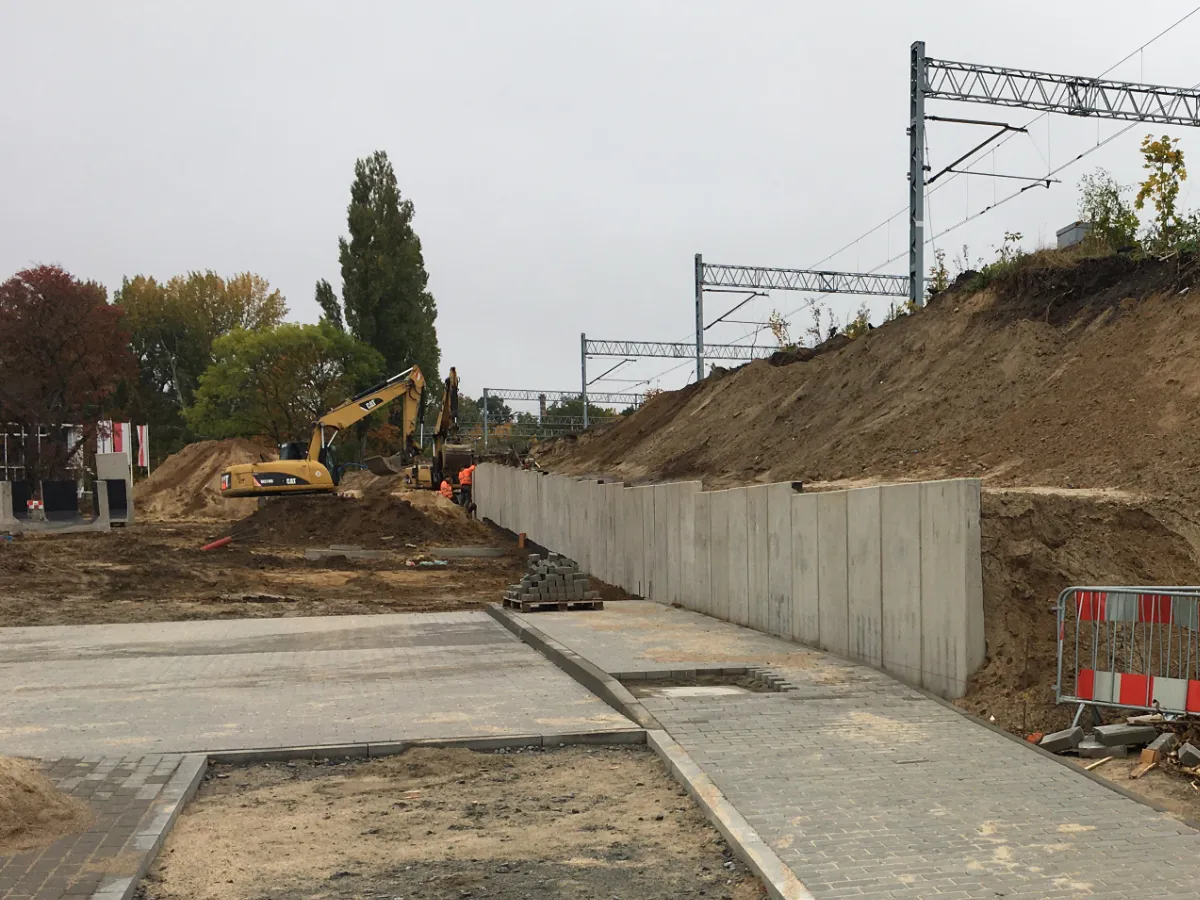 Mur oporowy prefabrykowany budowa Szczecin. Mur oporowy oddziela nasyp kolejowy od parkingu.