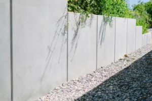 Mur oporowy jako ogrodzenie działki domu jednorodzinnego