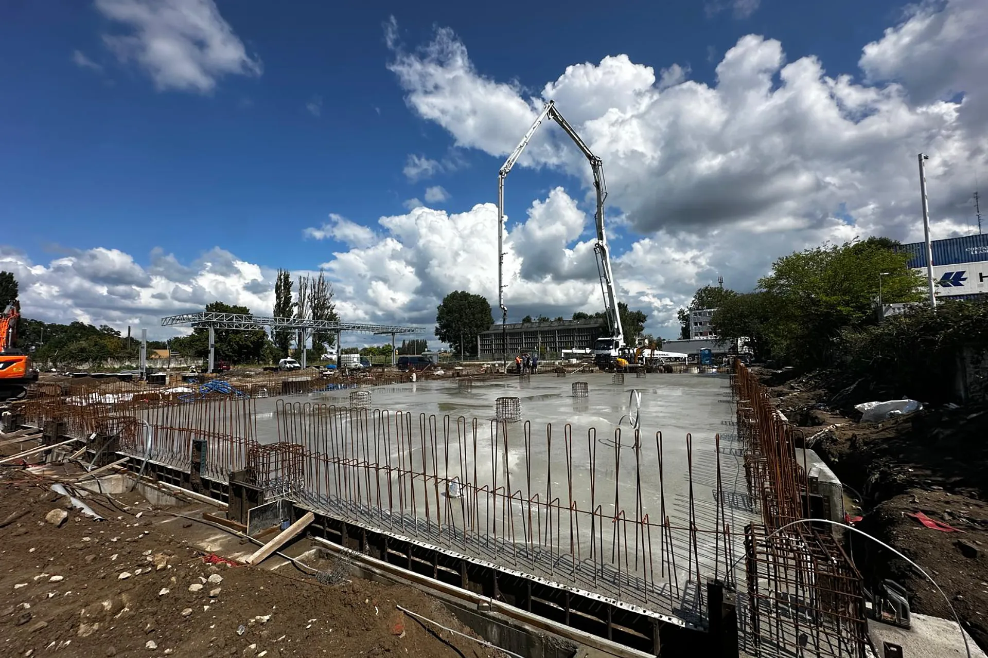 Betonowanie płyty fundamentowej, budowa w Szczecinie