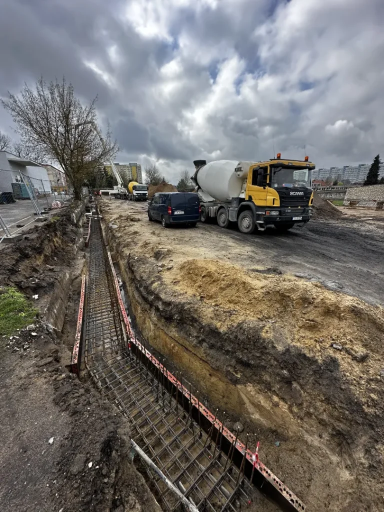 Mieszanka betonowa, wylewanie mieszanki w szalunki systemowe