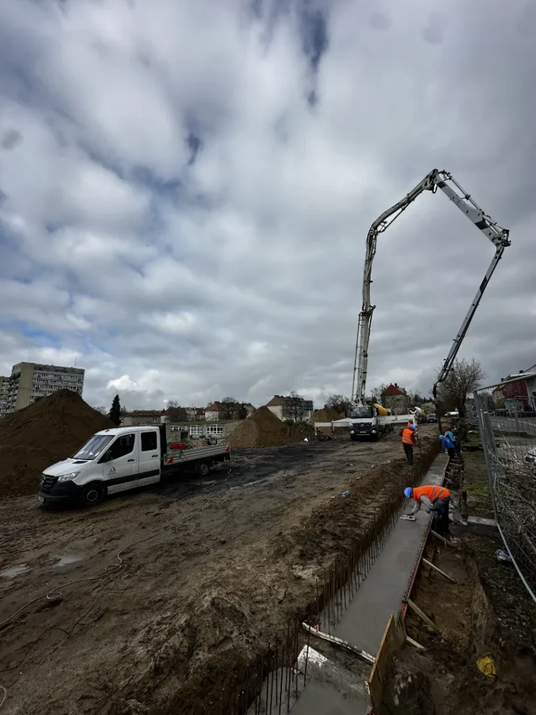 Mieszanka betonowa, wylewanie mieszanki w szalunki systemowe