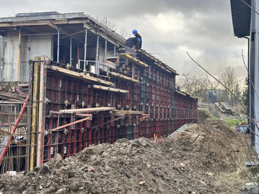 Mur oporowy w granicy działek budowlanych
