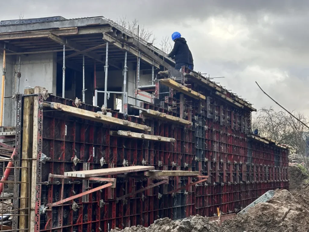 Mur oporowy w granicy działek budowlanych