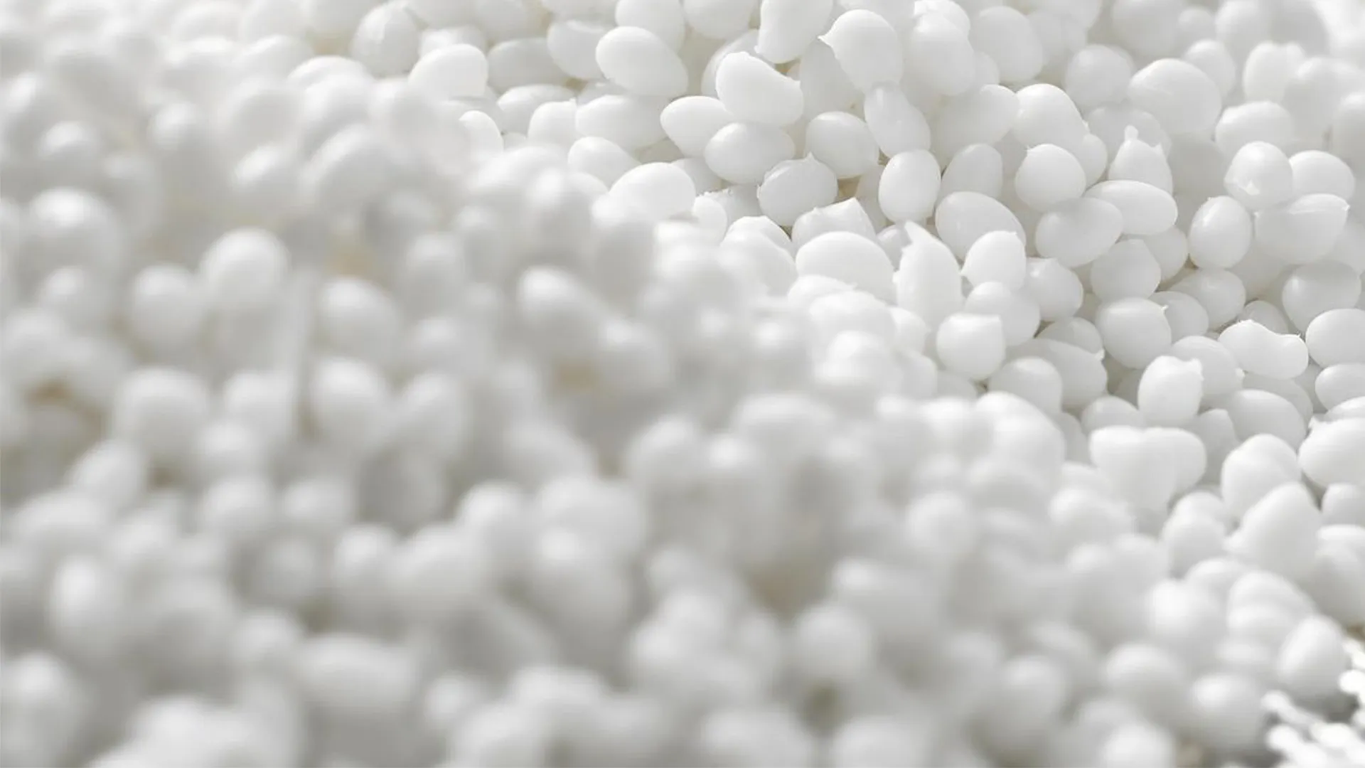 Granulat styropianowy, kulki styropianowe, używane do ocieplania poddaszy w domach jednorodzinnych i mieszkaniach metodą wdmuchiwaną