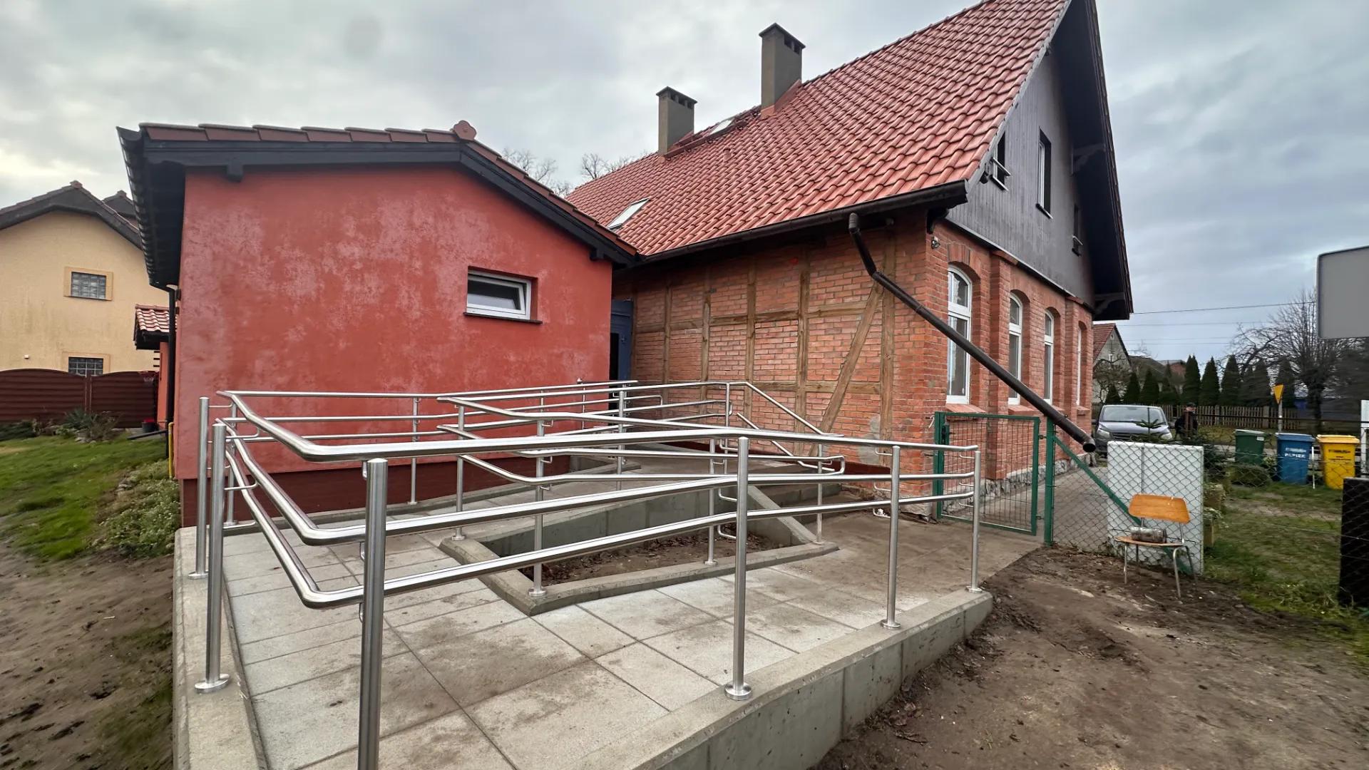 Budowa pochylni dla osób z niepełnosprawnością