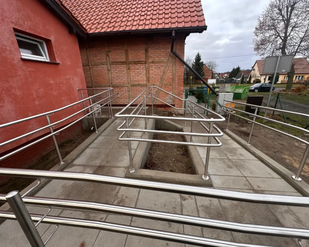 Pochylnia zbudowana z godnie z normą zawiera wymagane krawężniki ochronne