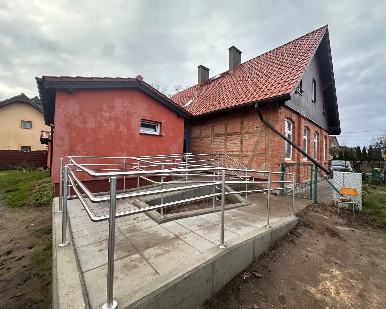 Podwójne poręcze i podesty (spoczniki) zgodne z obowiązującą normą