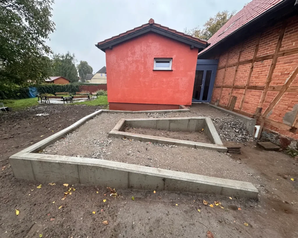 Wypełnienie ścian oporowych pochylni dla osób niepełnosprawnych