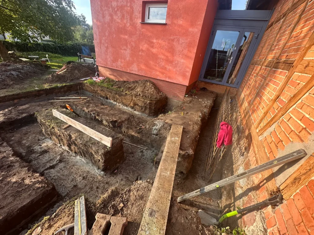 Wykop pod budowę pochylni dla osób z niepełnosprawnością, widoczne pierwsze zbrojenia