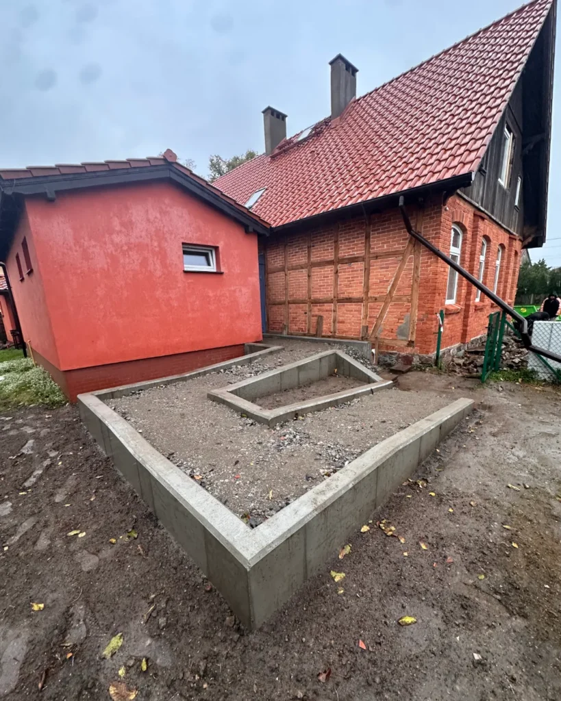 Wypełnienie ścian oporowych pochylni dla osób z niepełnosprawnością