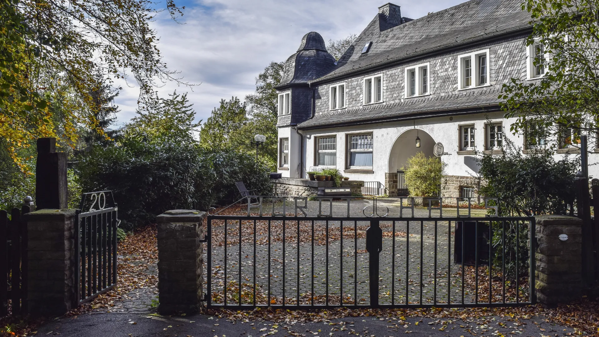 Nowe prawo budowlane wymaga, żeby brama otwierała się do środka posesji, jak na tym zdjęciu