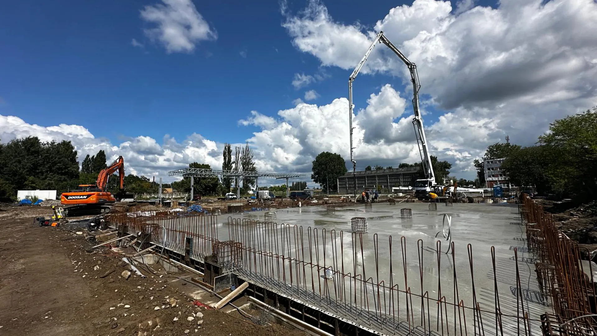 Profesjonalna budowa fundamentów w Szczecinie – betonowanie płyty fundamentowej pod budynek usługowy z wykorzystaniem pompy do betonu.