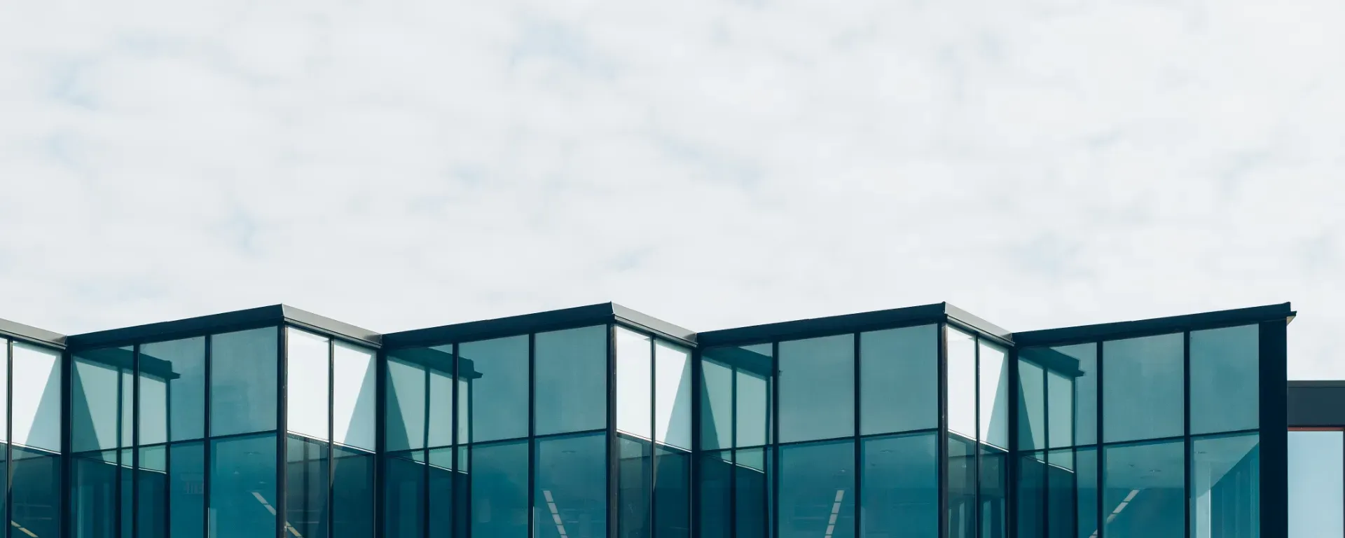 Nowoczesna architektura elewacja ze stali i szkła.