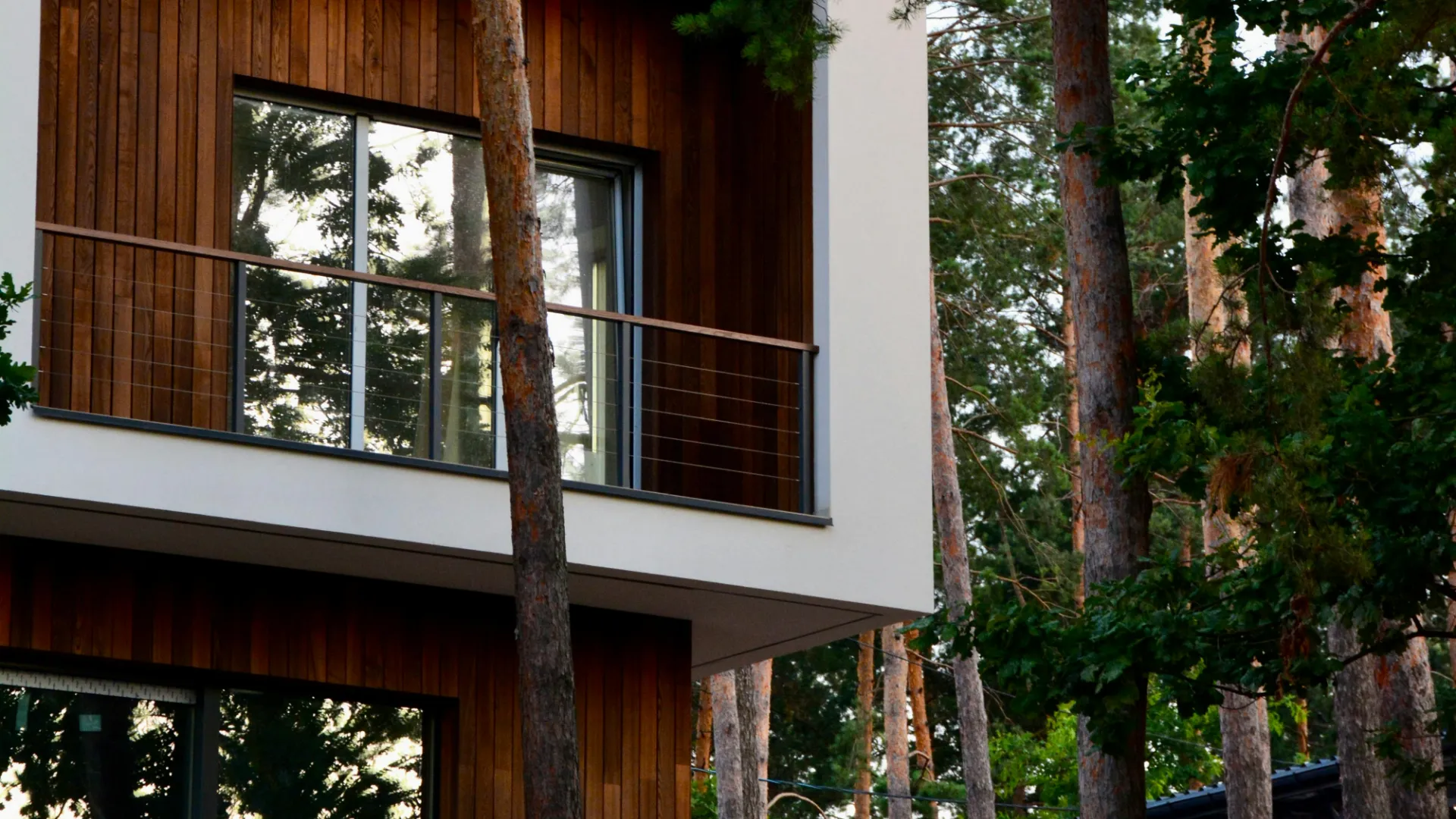 Nowoczesny dom jednorodzinny na działce przy lesie wybudowany zgodnie z konkretnymi warunkami zabudowy jak np odległość ściany od lasu.