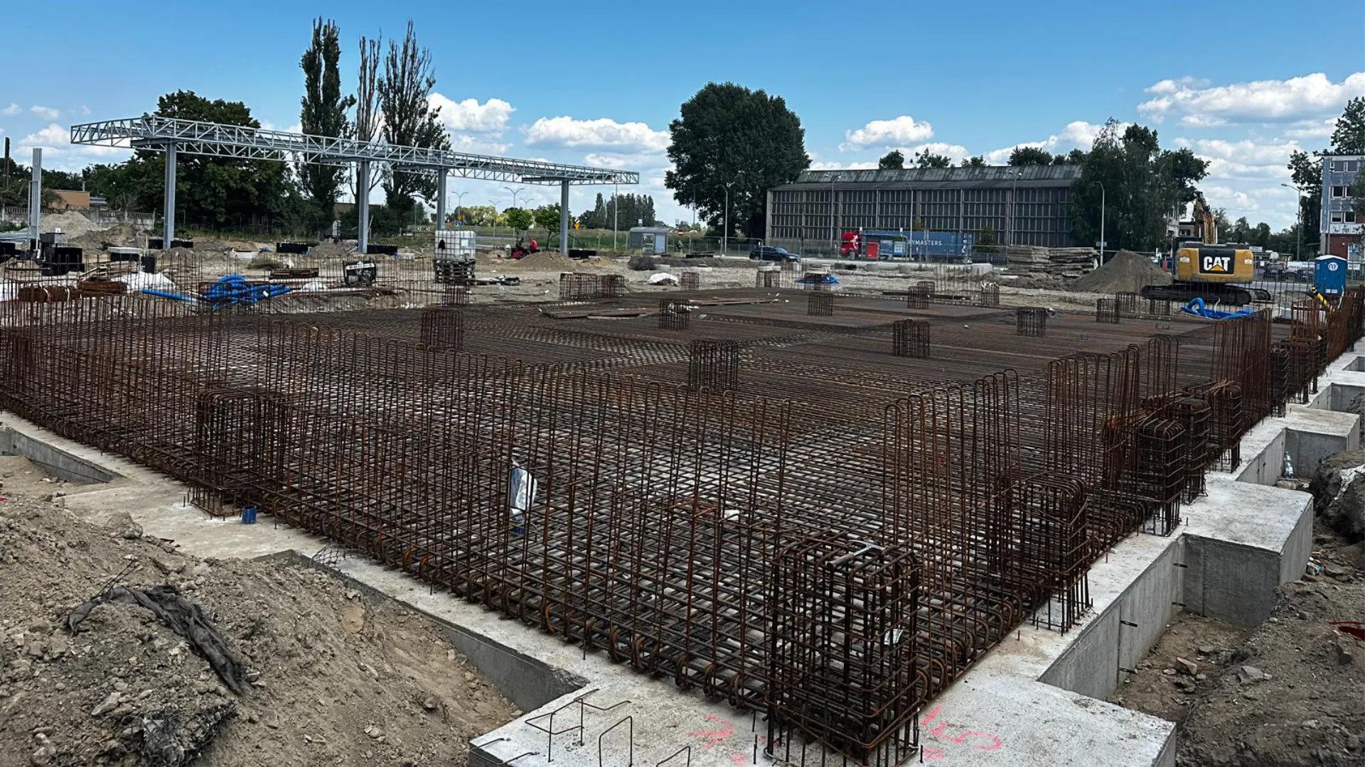 Kompleksowe prace zbrojarskie w Szczecinie – gęste zbrojenie płyty fundamentowej przygotowane do betonowania na dużej inwestycji budowlanej realizowanej przez Budolux.