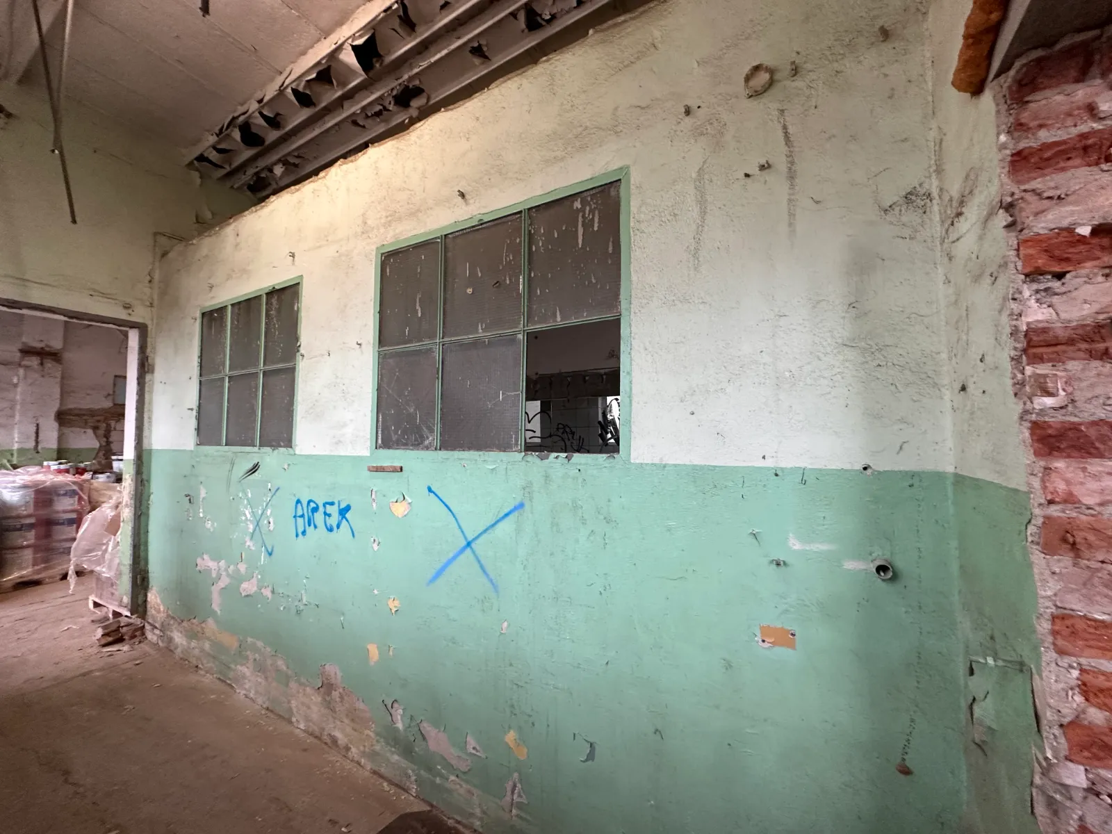 Trudna rozbiórka ścian w ciasnych pomieszczeniach i przejściach w magazynie w Szczecinie.