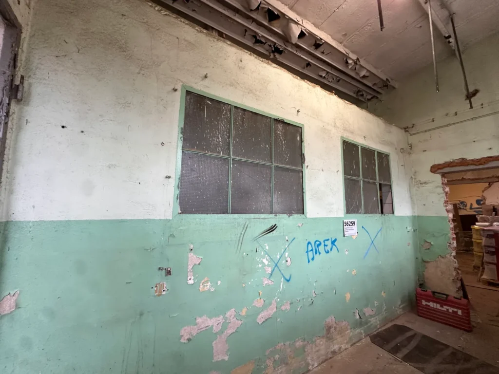 Trudna rozbiórka ścian w ciasnych pomieszczeniach i przejściach w magazynie w Szczecinie.