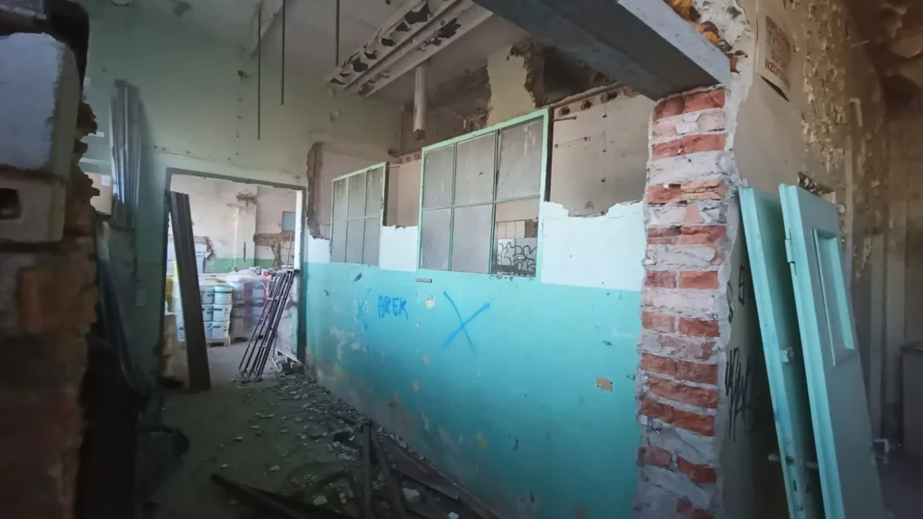 Trudna rozbiórka ścian w ciasnych pomieszczeniach i przejściach w magazynie w Szczecinie, widoczna rozebrana już ściana przez specjalistów z Budolux.