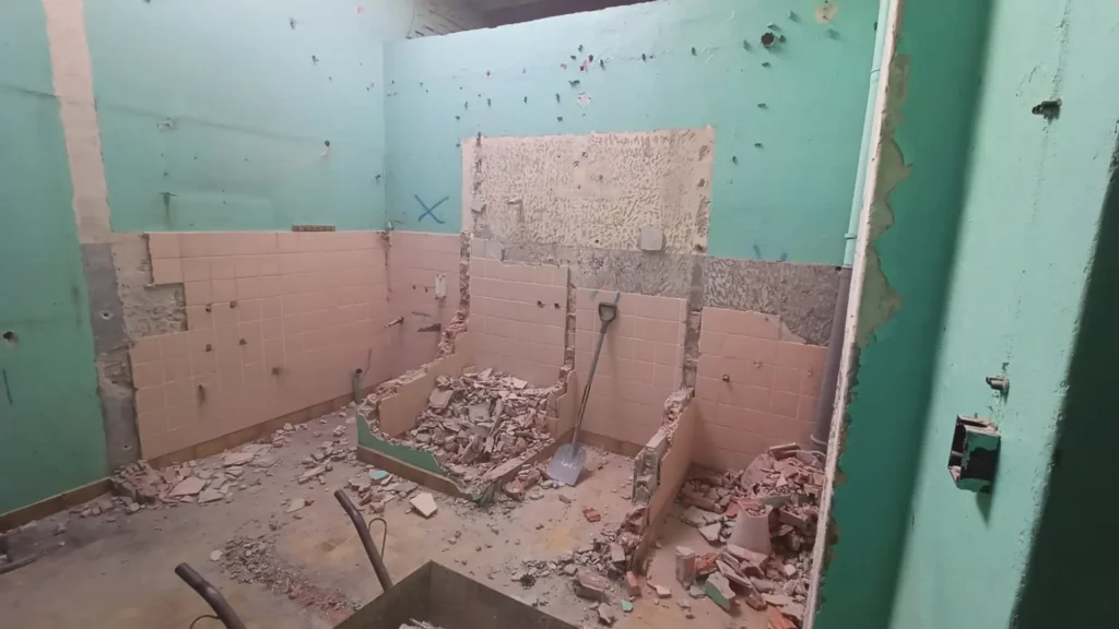 Zburzone ściany w pomieszczeniach socjalnych budynku magazynowego, widać efekty pracy ekipy Budolux ze Szczecina.