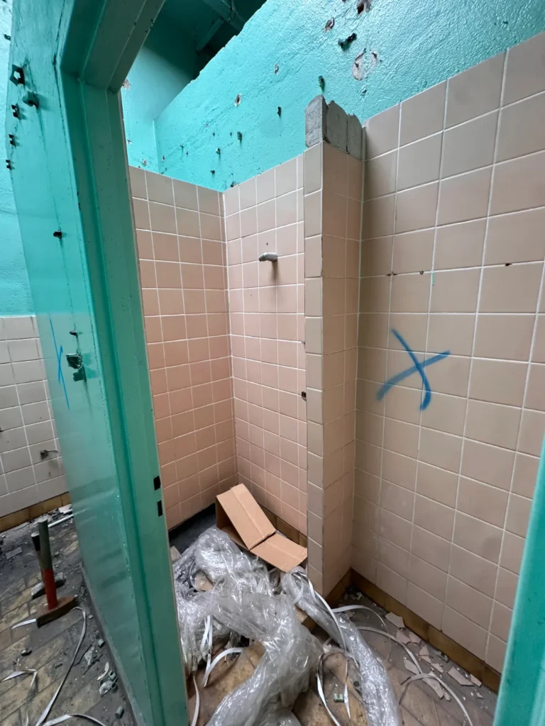 Kolejne ciasne pomieszczenia starego magazynu i kolejne ściany działowe, które są zgodnie z projektem do rozbiórki.