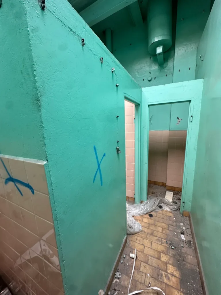 Ciasne korytarze i ściany działowe wymagające rozbiórki.