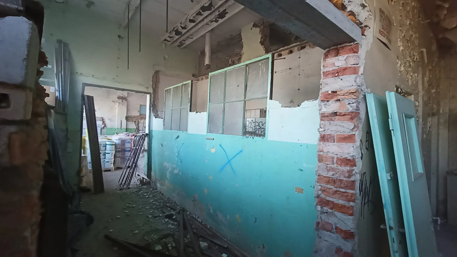 Skomplikowana przebudowa budynku magazynowego w Szczecinie, gdzie firma Budolux w ramach prac budowlanych wykonała rozbiórki i wyburzenia ścian oraz stropów.