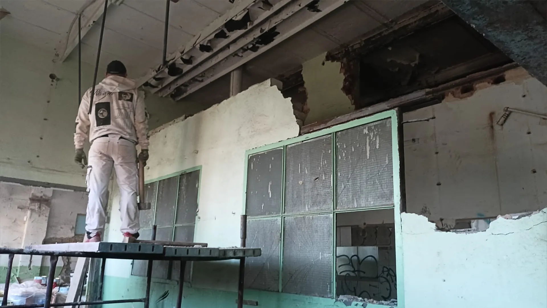 Rozbiórka ścian w ciasnych pomieszczeniach – realizacja w magazynie w Szczecinie