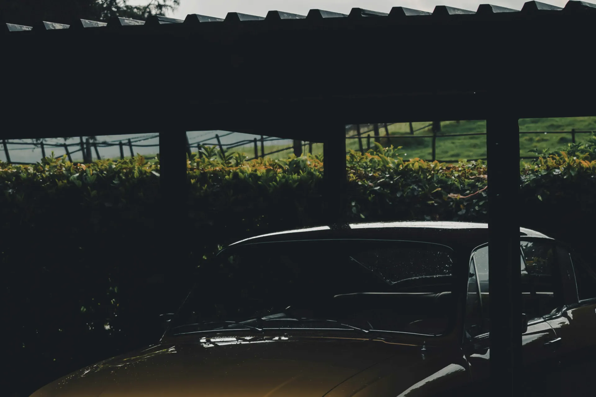 Budowa wiaty samochodowej o powierzchni zabudowy do 50 m2 nie wymaga ani pozwolenia na budowę, ani nawet zgłoszenia.