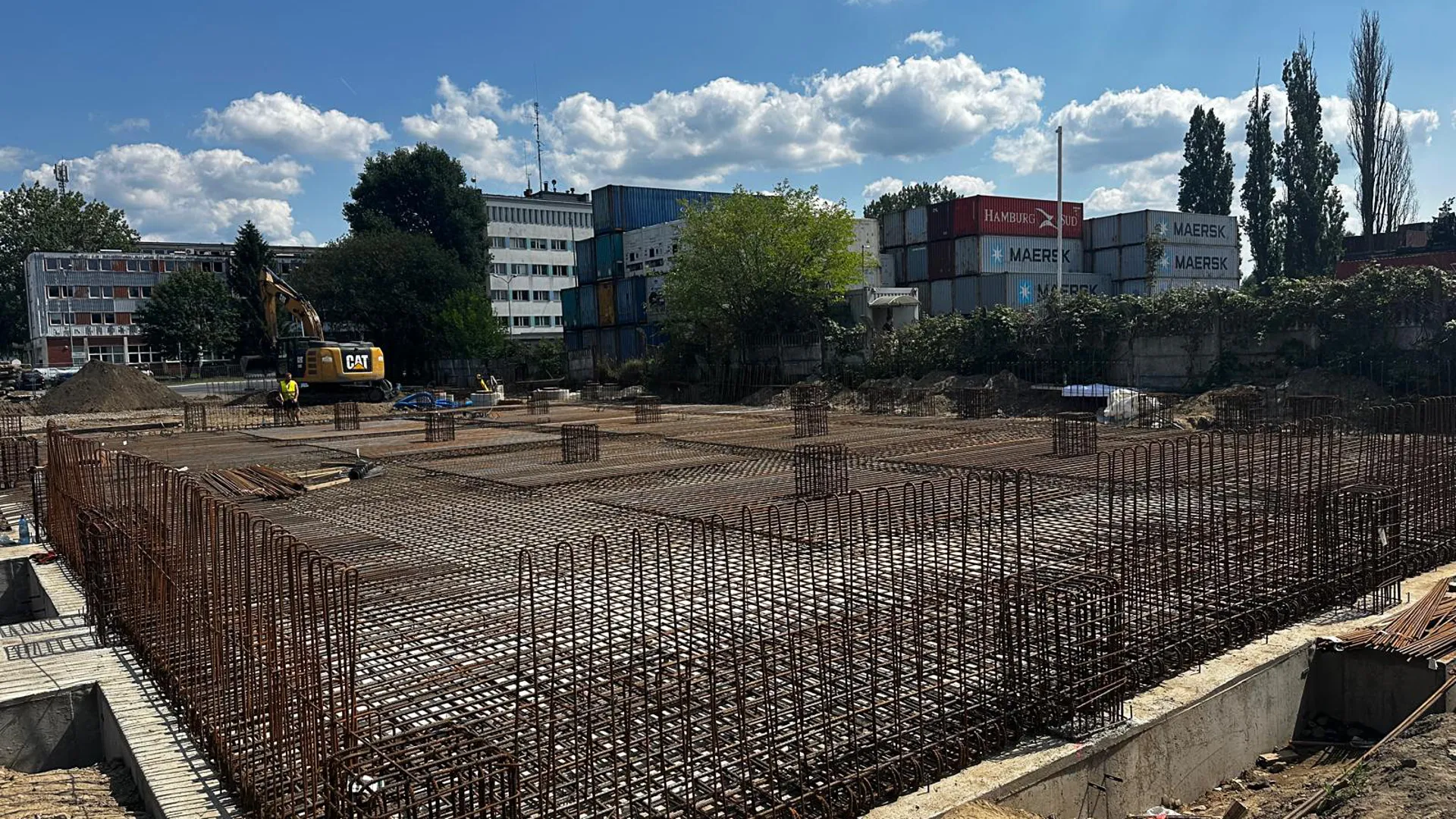 Wykonanie zbrojenia płyty fundamentowej pod budowę stacji paliw – inwestycja Budolux w Szczecinie.